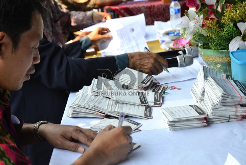   Petugas KPPS mendata suara untuk pemilihan Bupati Bogor di TPS 26 Perumahan Puri Citayam Permai, Bojonggede, Kabupaten Bogor, Ahad (8/9).  (Republika/Musiron)