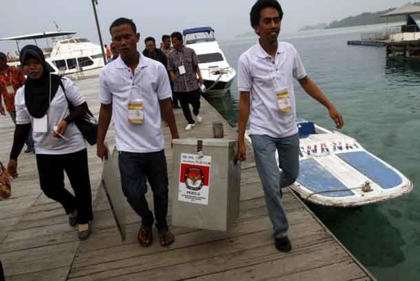 Petugas KPPS mengangkat kotak suara di Kawasan Kepulauan Seribu, Jakarta, Kamis (11/7).