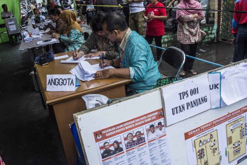 Petugas KPPS mengecek Daftar Pemilih Tetap (DPT) saat pemilihan ulang Pilkada DKI Jakarta di TPS 01 Utan Panjang, Kemayoran, Jakarta, Minggu (19/2). 
