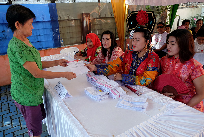 Petugas KPPS mengenakan busana etnik Tionghoa pada pelaksanaan Pilkada Kota Medan, di TPS 9, Kelurahan Sukaramai II, Kecamatan Medan Area, Medan, Sumatera Utara, Rabu (12/9).