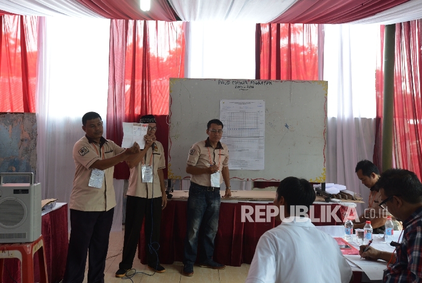 Petugas KPPS menghitung surat suara di TPS 29 Kelurahan Kalibata, Kecamatan Pancoran, yang melakukan Pemungutan Suara Ulang (PSU), Jakarta, Ahad (19/2).