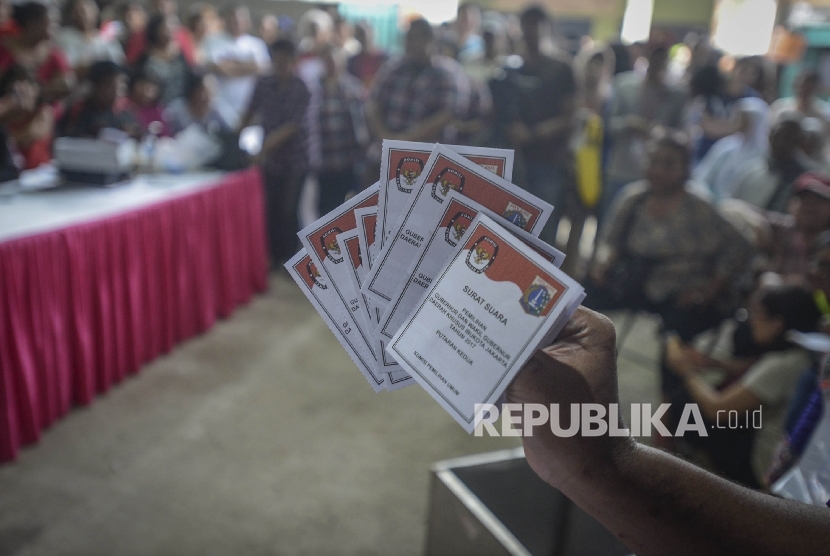 Petugas KPPS menunjukan suara saat penghitungan / Ilustrasi 