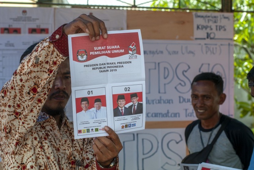 Petugas KPPS menunjukkan kertas suara kepada saksi pada perhitungan hasil Pemungutan Suara Ulang (PSU) di TPS 10 Kelurahan Duyu, Palu, Sulawesi Tengah, Sabtu (27/4/2019). 