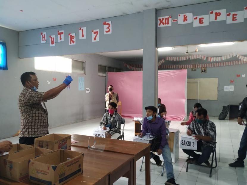 Petugas KPPS TPS 02 Desa Kalimanggis, Kecamatan Manonjaya, melakukan penghitungan suara pilkada Kabupaten Tasikmalaya, Rabu (9/12). 