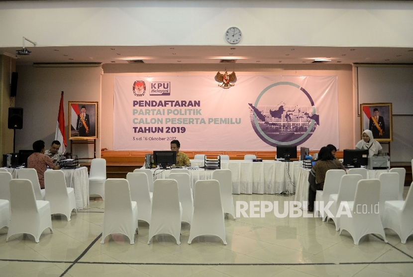  Petugas KPU berkativitas di ruangan Pendaftaran Parta Politik Calon Peserta Pemilu 2019 di Kantor KPU Pusat, Jakarta, Jumat (6/10). 