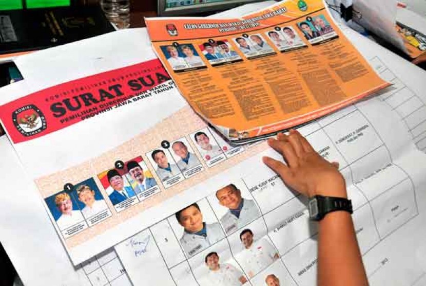  Petugas KPU Jabar memerlihatkan contoh kertas suara Pilgub Jabar 2013 di kantor KPU Jabar, Bandung, Jawa Barat, Senin (21/1).