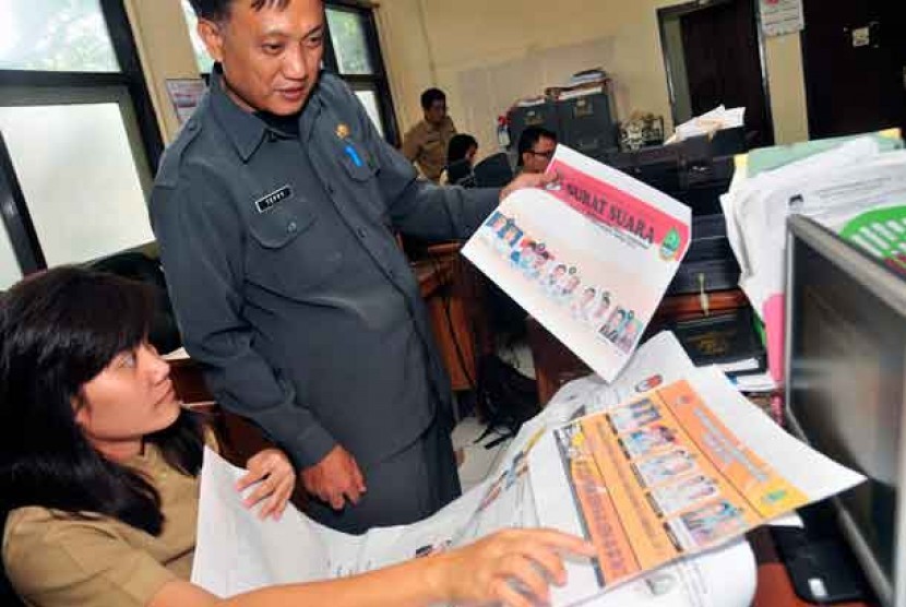 Petugas KPU Jabar memerlihatkan contoh kertas suara Pilgub Jabar 2013 di kantor KPU Jabar, Bandung, Jawa Barat, Senin (21/1).