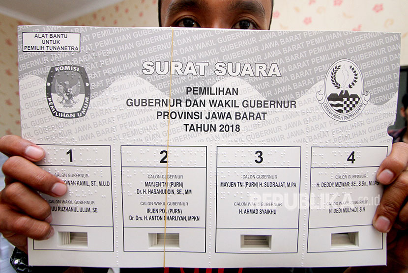 Petugas KPU Kabupaten Bogor menunjukkan Surat Suara Braile yang diperuntukkan bagi pemilih penyandang Difabel di Gudang Logistik KPU, Cibinong, Kabupaten Bogor, Jawa Barat, Jumat (22/6).