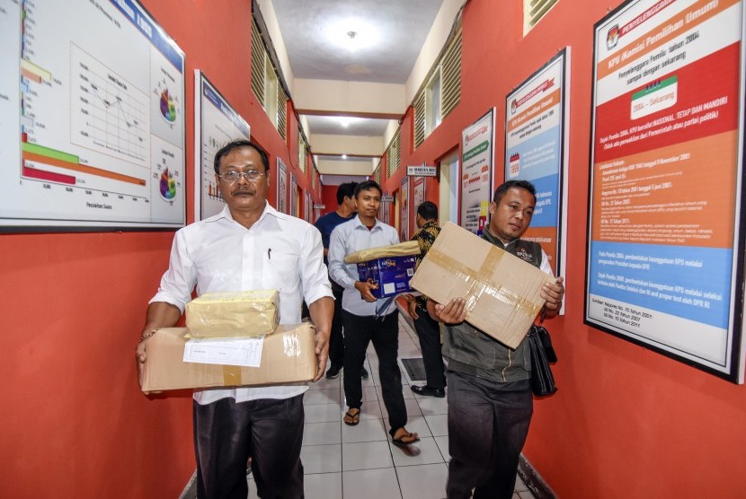Petugas KPU membawa logistik Pemungutan Suara Ulang (PSU) Pemilu 2019 untuk didistribusikan ke KPU kabupaten/kota wilayah NTB di kantor KPU Provinsi NTB di Mataram, Kamis (25/4). 