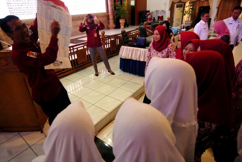 Petugas KPU memberikan contoh cara mencoblos surat suara Pemilu saat sosialisasi pemilih pemula dan ibu-ibu di Kantor Pemerintahan Kota Tegal, Jawa Tengah, Rabu (20/2/2019). 