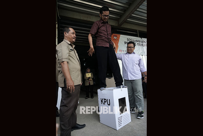 Petugas KPU menguji kekuatan kotak suara yang terbuat dari kardus pada sosialisasi logistik pemilu KPU Kabupaten Banyumas di Purwokerto, Banyumas, Jateng, Rabu (19/12/2018).
