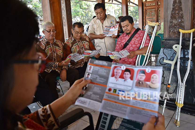 Petugas KPU mensosialisasikan Pemilihan Kepala Daerah (Pilkada) Jawa Tengah 2018 kepada sejumlah warga penyandang disabilitas di Ungaran, Kabupaten Semarang, Selasa (15/5).