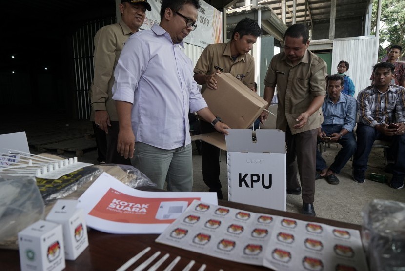 Petugas KPU menunjukan mekanisme pemasangan kotak suara yang terbuat dari kardus pada sosialisasi logistik pemilu KPU Kabupaten Banyumas di Purwokerto, Banyumas, Jateng, Rabu (19/12/2018).