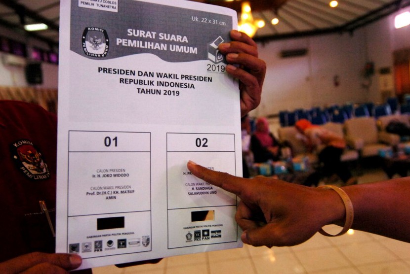 Petugas KPU menunjukkan surat suara braile Pemilu saat sosialisasi pemilih pemula dan ibu-ibu di Kantor Pemerintahan Kota Tegal, Jawa Tengah, Rabu (20/2/2019).