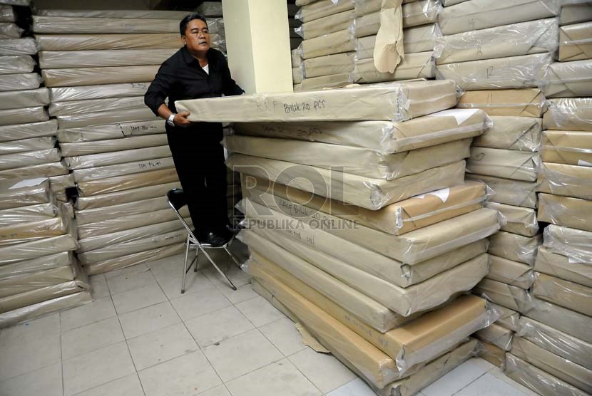 Petugas KPU merapikan logistik pemilu berupa kotak suara dan bilik suara berbahan kardus di KPU Kota Administrasi Jakarta Selatan, Jakarta, Rabu (15/1).   (Republika/Prayogi)