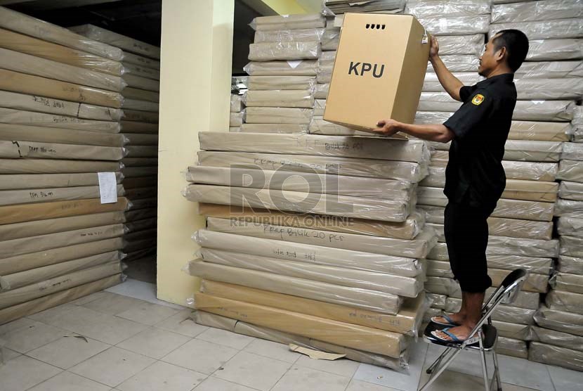 Petugas KPU merapikan logistik pemilu berupa kotak suara dan bilik suara berbahan kardus di KPU Kota Administrasi Jakarta Selatan, Jakarta, Rabu (15/1).   (Republika/Prayogi)