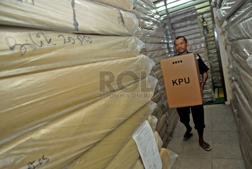 Petugas KPU merapikan logistik pemilu berupa kotak suara dan bilik suara berbahan kardus.   (Republika/Prayogi)