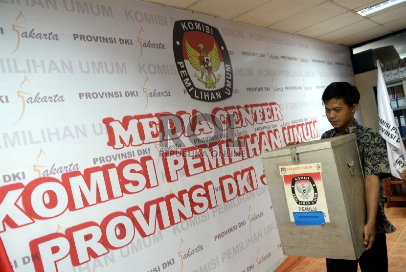 Petugas KPU Provinsi DKI Jakarta memindahkan barang di KPU Provinsi DKI Jakarta, Jakarta Pusat, Jumat (7/8). 