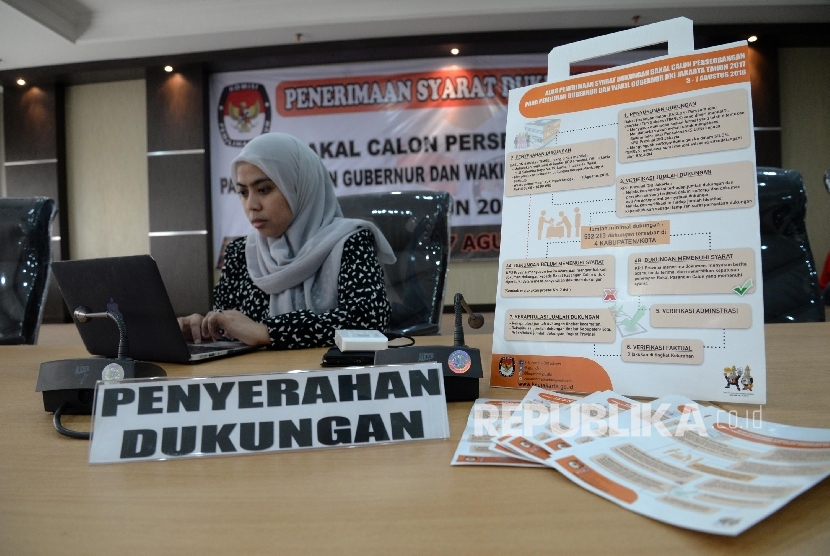 Petugas KPUD DKI Jakarta beraktivitas di ruang pendaftaran bakal calon perseorangan gubernur dan wakil gubernur di kantor KPUD DKI Jakarta, Jumat (5/8)