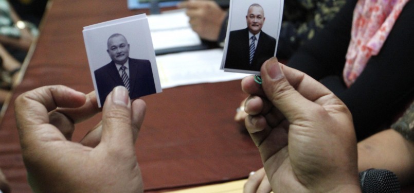 Petugas KPUD Jakarta memperlihatkan salah satu syarat pendaftaran, yaitu foto Bakal Calon Gurbernur Alex Noerdin. Jakarta, Ahad (18/3). (Republika/Adhi Wicaksono)