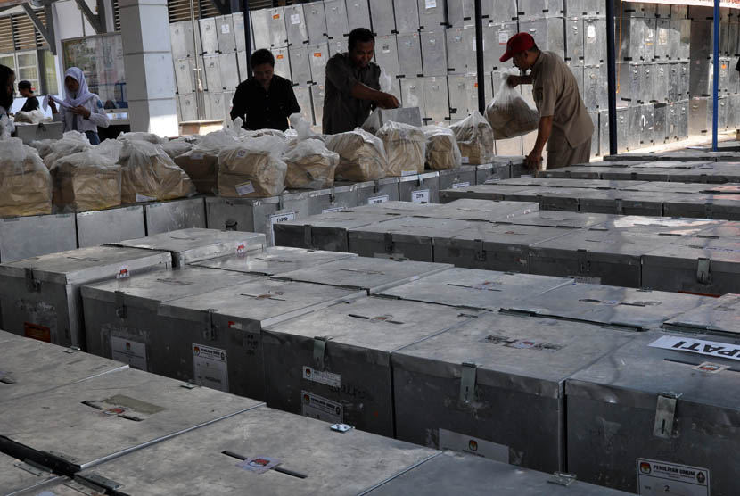   Petugas KPUD mempersiapkan logistik Pemilu 2014 untuk didistribusikan ke PPK (Panitia Pemilihan Kecamatan) di gudang logistik KPUD Temanggung, Jawa Tengah, Senin (24/3).  (Antara/Anis Efizudin)