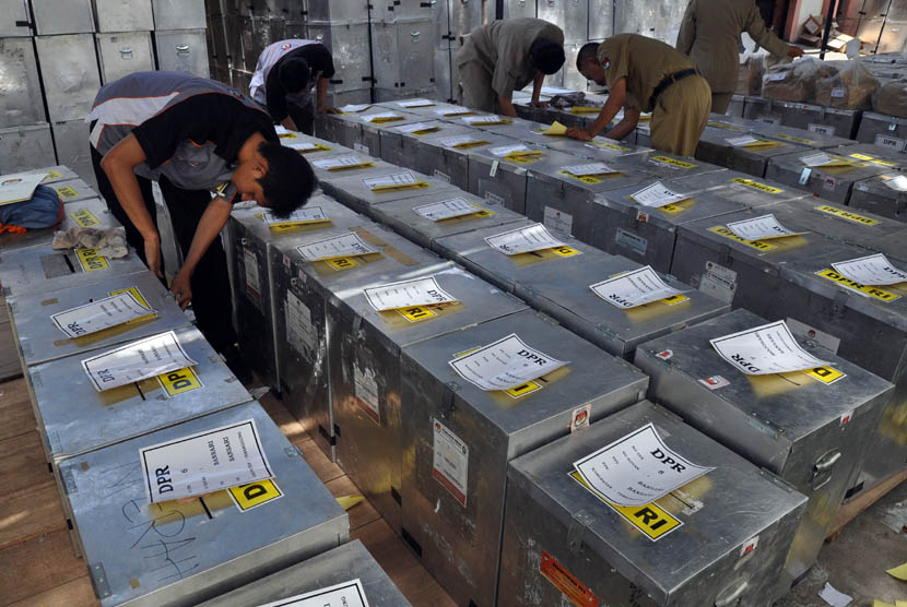  Petugas KPUD mempersiapkan logistik Pemilu 2014 untuk didistribusikan ke PPK (Panitia Pemilihan Kecamatan) di  KPUD Temanggung, Jawa Tengah, Senin (24/3).  (Antara/Anis Efizudin)