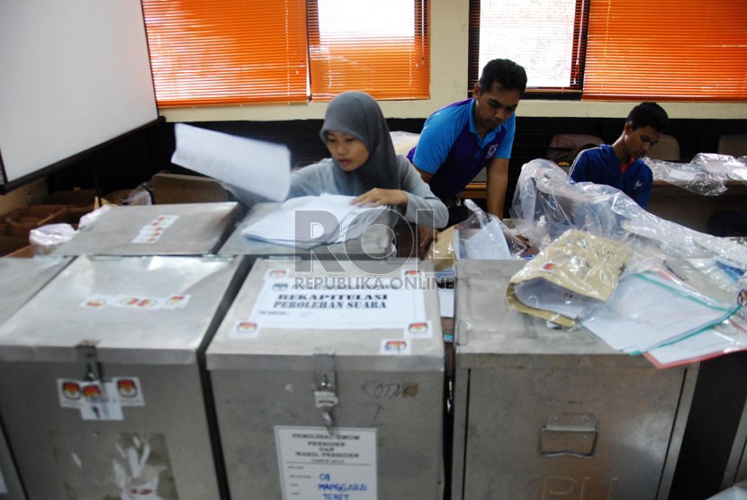  Petugas KPUD menyiapkan bukti berkas surat suara di Kantor KPUD Jakarta Selatan, Sabtu (2/8). (Republika/Rakhmawaty La'lang)