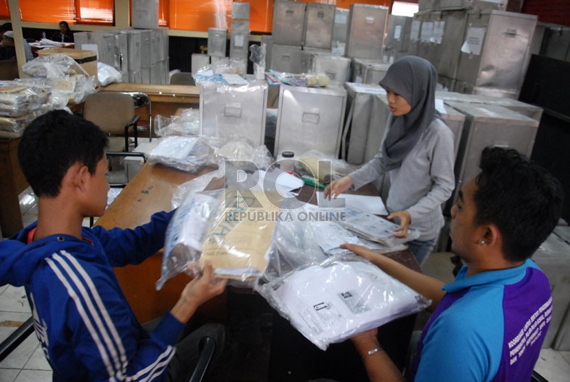  Petugas KPUD menyiapkan bukti berkas surat suara di Kantor KPUD Jakarta Selatan, Sabtu (2/8). (Republika/Rakhmawaty La'lang)