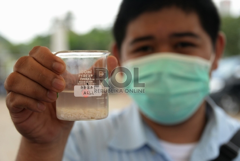Petugas lab Balai Besar Pengawasan Obat dan Makanan (BPOM) melakukan uji sampel beras di Pasar Induk Cipinang, Jakarta Timur, Rabu (27/5). (Republika/Prayogi)