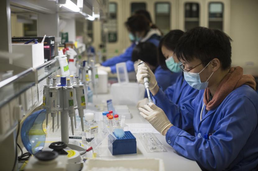 Petugas lab Beijing Genomics Institute (BGI) memeriksa sampel untuk pengurutan genom di Hong Kong, 2 December 2015. BGI Group diduga mengumpulkan dan menganalisis data gen manusia lewat alat tes prenatal, Nifty. 