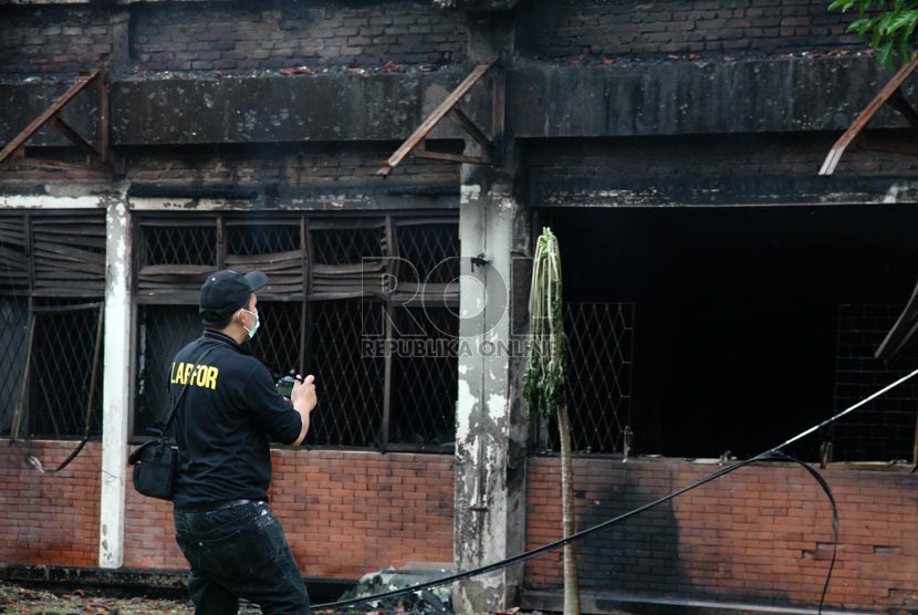 Petugas Labfor Polri mengidentifikasi tempat kejadian kebakaran di Gedung C FISIP Universitas Indonesia, Depok, Jawa Barat, Selasa (7/1).   (Republika/Yasin Habibi)