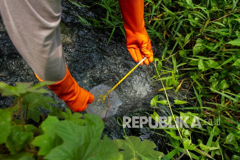 Petugas laboratorium mengambil sampel air. Uji sampel air di Babakansirna, Sukabumi dilakukan untuk mencari penyebab keracunan massal. Ilustrasi.