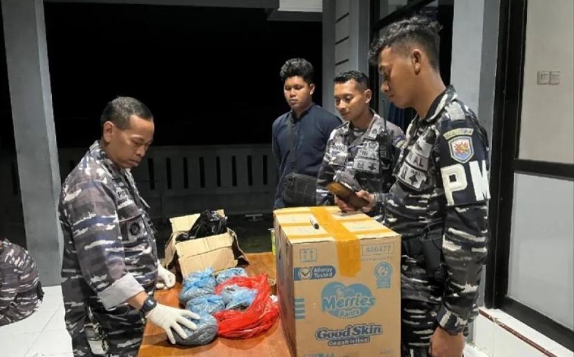 Petugas Lanal Nabire menyita paket dalam kardus berisi mesiu,