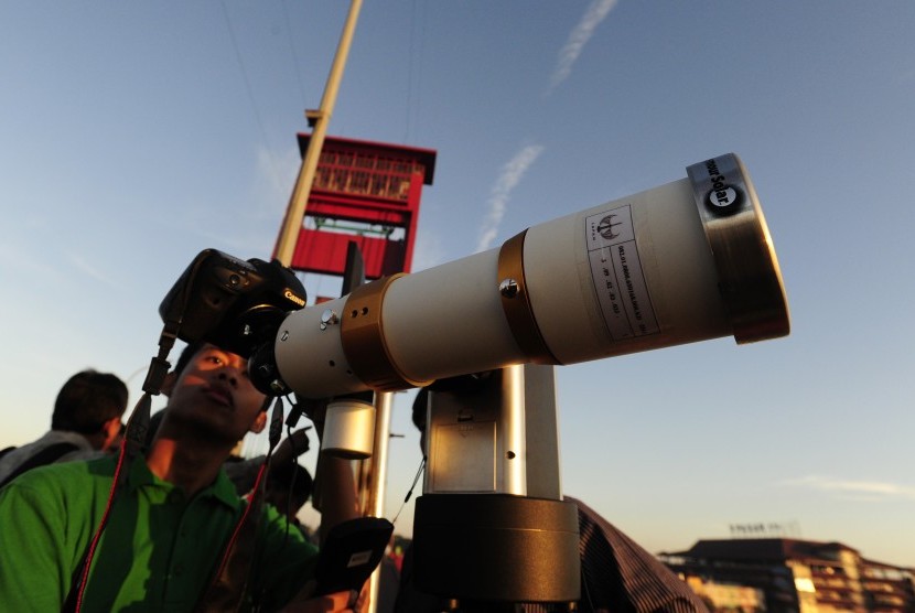 Petugas Lapan menyiapkan teleskop untuk pengamatan gerhana matahari total (GMT) di Jembatan Ampera, Palembang, Selasa (8/9).