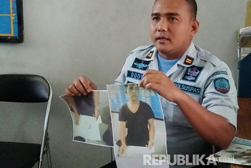 Petugas Lapas Kelas IIB Sukabumi memperlihatkan foto warga yang ingin menyelundupkan narkoba ke dalam lapas. (Ilustrasi)