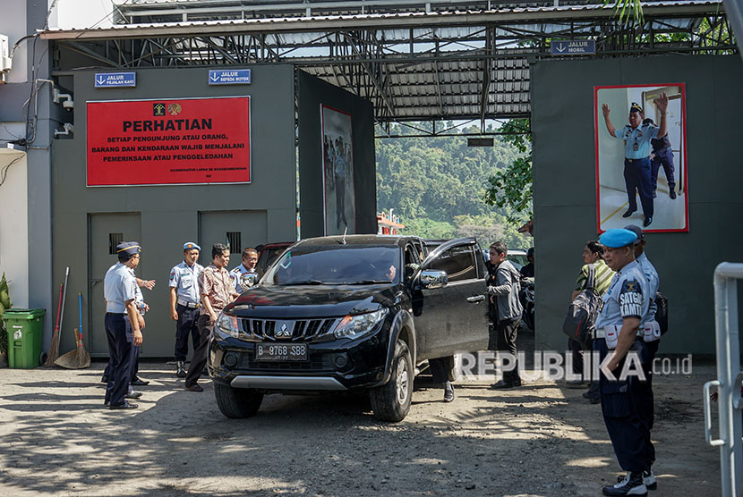 Pemeriksaan terhadap pengunjung yang akan menyeberang ke Pulau Nusakambangan, di Dermaga Penyeberangan Wijayapura, Cilacap, Jawa Tengah. 