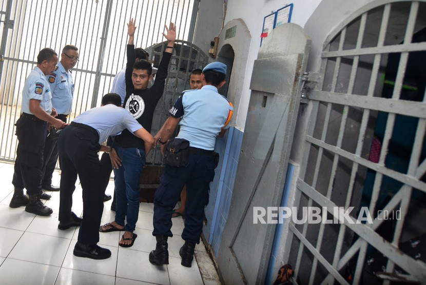 Petugas lapas menggeledah kamar tahanan warga binaan di Lapas II B Kota Tasikmalaya, Jawa Barat, Senin (23/7). 