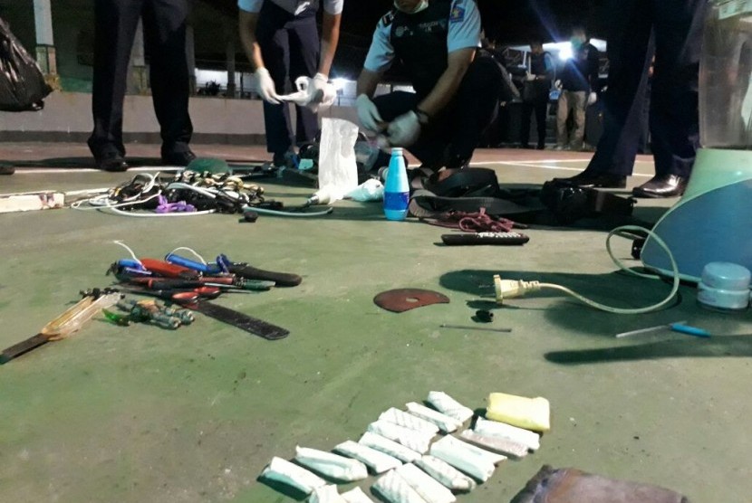 Petugas Lapas Pariaman melakukan penggeledahan dan menemukan puluhan paket narkoba di sejumlah sel, Selasa (24/7) dini hari