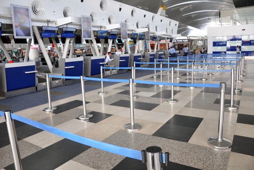 Petugas layanan check-in penumpang beraktivitas di Bandara Internasional Kualanamu, Deli Serdang, Sumatera Utara, Rabu (13/2/2019).