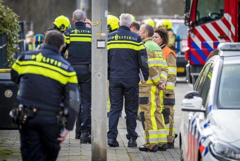 Petugas layanan darurat mendatangi lokasi meledaknya bom surat di kantor penyortiran surat bank ABN Amro, Amsterdam, Belanda, Rabu (12/2). 