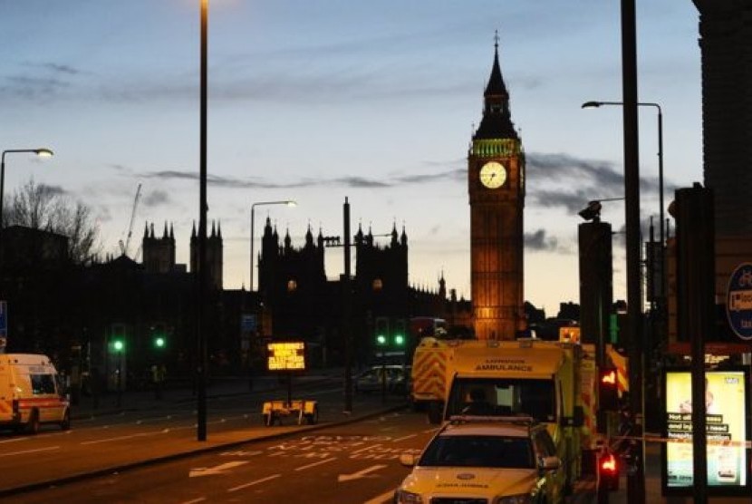 Petugas layanan darurat terus bekerja hingga malam usai penyerangan di luar Gedung Parlemen Inggris di London, Rabu (22/3).