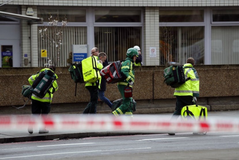 Petugas layanan darurat tiba di dekat gedung parlemen Inggris di London, Rabu (22/3).