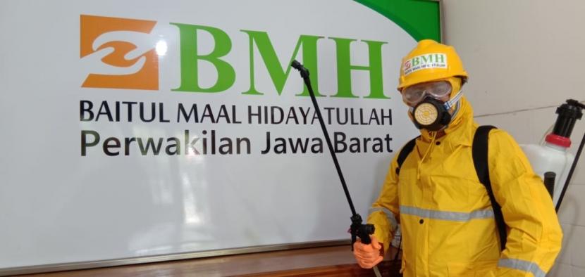 Petugas Laznas BMH Perwakilan Jawa Barat melakukan penyemprotan disinfektan.