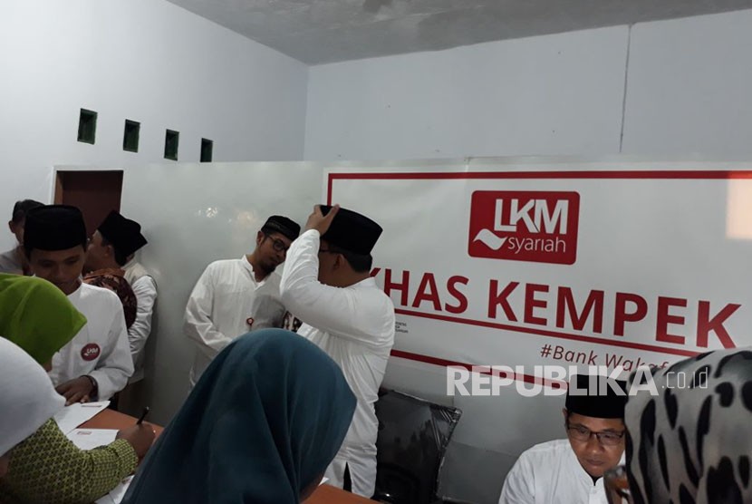 Petugas Lembaga Keuangan Mikro Syariah (LKMS) KHAS Kempek di lingkungan Pesantren KHAS Kempek, Cirebon, Jawa Barat. memberikan relaksasi kepada LKM dan LKM Syariah di tengah pandemi Covid-19.