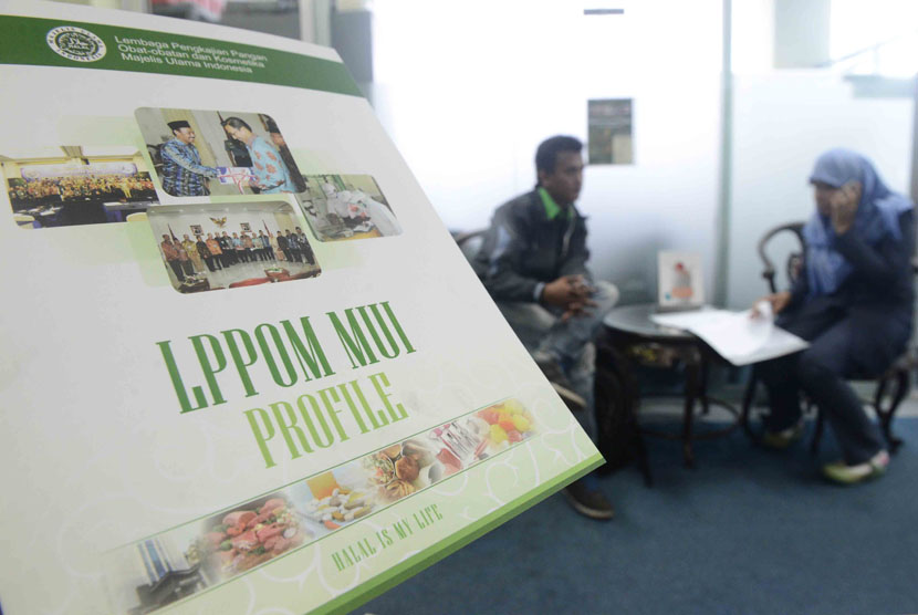   Petugas Lembaga Pengkajian Pangan Obat-obatan dan Kosmetika Majelis Ulama Indonesia (LPPOM MUI) (kanan) sedang menerangkan proses sertifikasi halal kepada pengusaha restoran di kantor MUI Jakarta. 