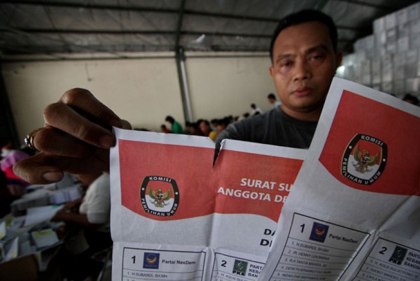 Petugas Logistik KPU Kota Yogyakarta menunjukkan surat suara yang rusak di Gudang Pengelolaan Logistik Pemilu Kota Yogyakarta, Jumat (7/3).