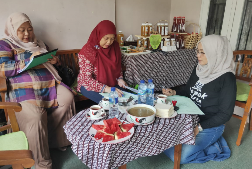 Petugas LP POM MUI Jawa Barat sedang melakukan survei dan wawancara pada praktisi UMKM dengan bran Pawon Putri di Depok untuk pengurusan sertifikasi halal MUI.