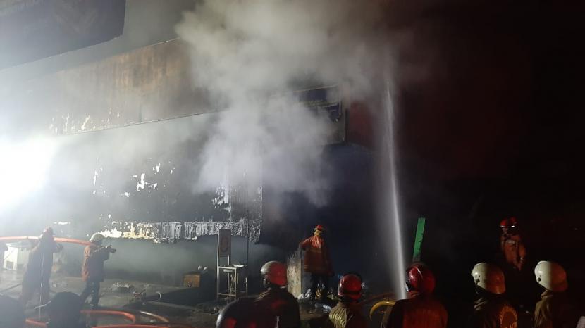 Petugas masih berjibaku memadamkan api di Gedung Blok C Pasar Impres dalam area Pasar Minggu, Kelurahan dan Kecaman Pasar Minggu, Jakarta Selatan, Senin (12/4) pukul 21.40 WIB. 