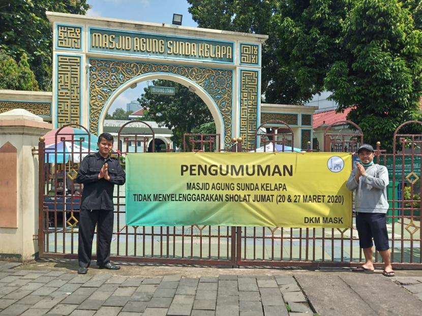 Petugas Masjid Agung Sunda Kelapa (MASK) Menteng, Jakarta Pusat, memasang spanduk yang berisi informasi tentang peniadaan shalat Jumat di MASK pada tanggal 20 dan 27 Maret 2020.