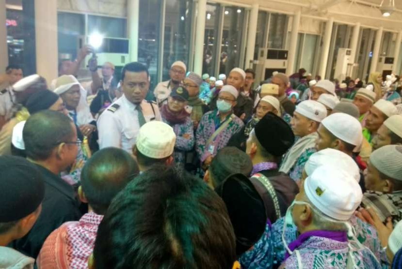 Petugas maskapai Saudia Airlines menerangkan ketentuan barang bawaan pada jamaah Kloter 41 Embarkasi Jakarta-Bekasi di Bandara Amir Muhammad bin Abdulaziz, Madinah, Ahad (9/9) dini hari. Kloter tersebut merupakan rombongan pertama yang bertolak pulang dalam gelombang kedua kepulangan jamaah haji.